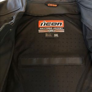 Mens Daytona ICON leather riding jacket.  Size 3XL but fits like XL. Exc find